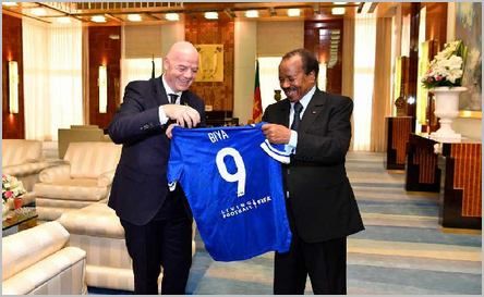 Gianni Infantino (à gauche), le président de la Fifa, remet un maillot personnalisé au président Paul Biya. Source: camerounweb.com /CC