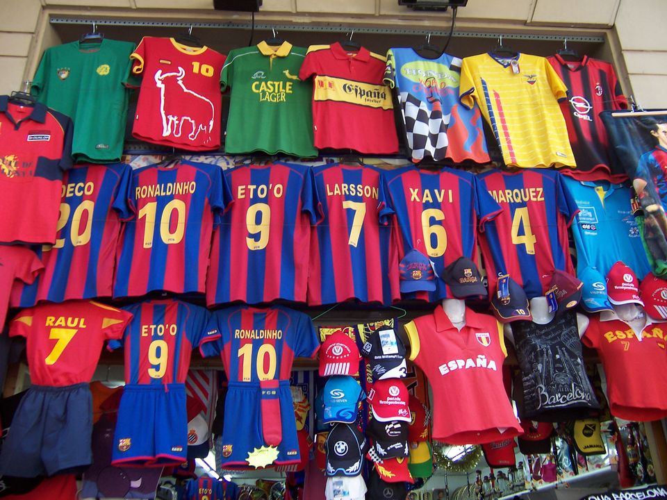 Maillots dans une Boutique de souvenirs à Barcelone par Sergi Larripa - Wikimédia Commons CC BY-SA 3.0