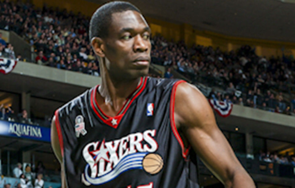 Dikembe Mutombo par Cavic = Steve Lipofsky (Image Rognée) - Wikipédia CC BY-SA 2.0