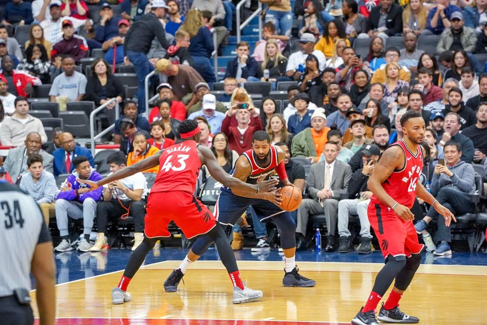 Markieff Morris face à Pascal Siakam (dossard 43) - Flickr CC BY-SA 2.0