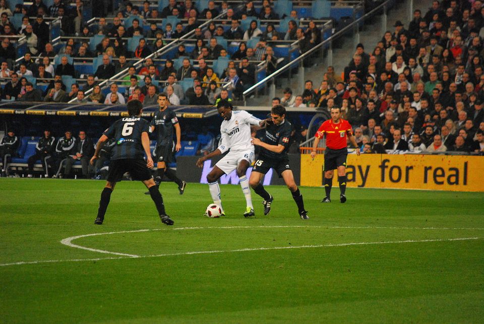 Emmanuel Adebayor (en blanc) par Jan SOLO - Wikimédia Commons CC BY-SA 4.0