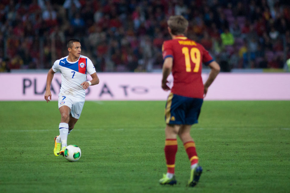 Alexis Sanchez (en blanc0 contre l