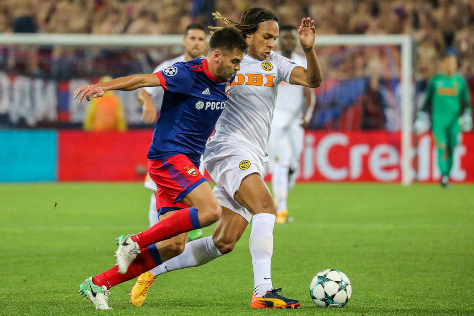 Kevin Mbabu (en blanc) par Dmitri Golubovitch (Soccer.ru) - Wikimédia Commons CC BY-SA 3.0