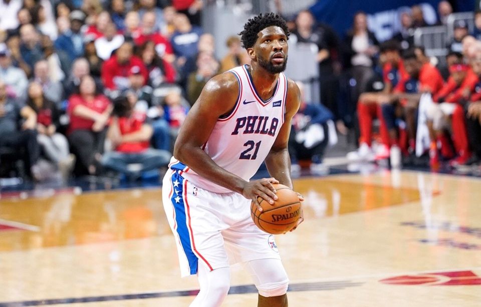 Joel Embiid par All-Pro Reels - Wikimédia Commons CC BY 2.0 (Image rognée)
