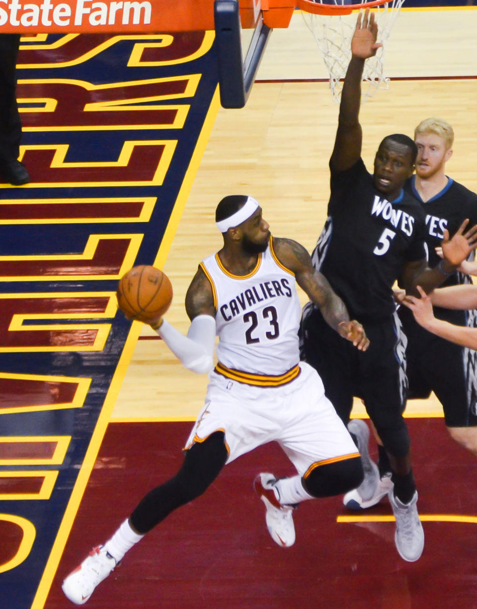 LeBron James contre Guorgui Dieng (en noir) par Erik Drost - Wikimédia Commons CC BY 2.0