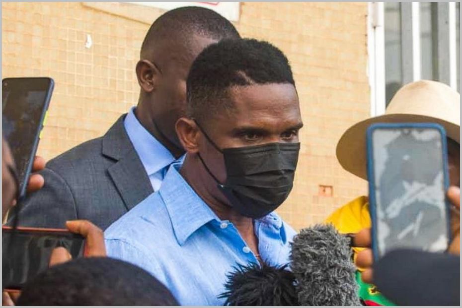 Samuel devant le siège de la Fécafoot, après avoir déposé son dossier de candidature. Source: infos-sport.com /CC-BY