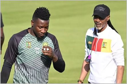 André Onana (à gauche) a eu un différend avec Rigobert Song durant la Coupe du monde 2022. Source: camfoot.com /CC-BY