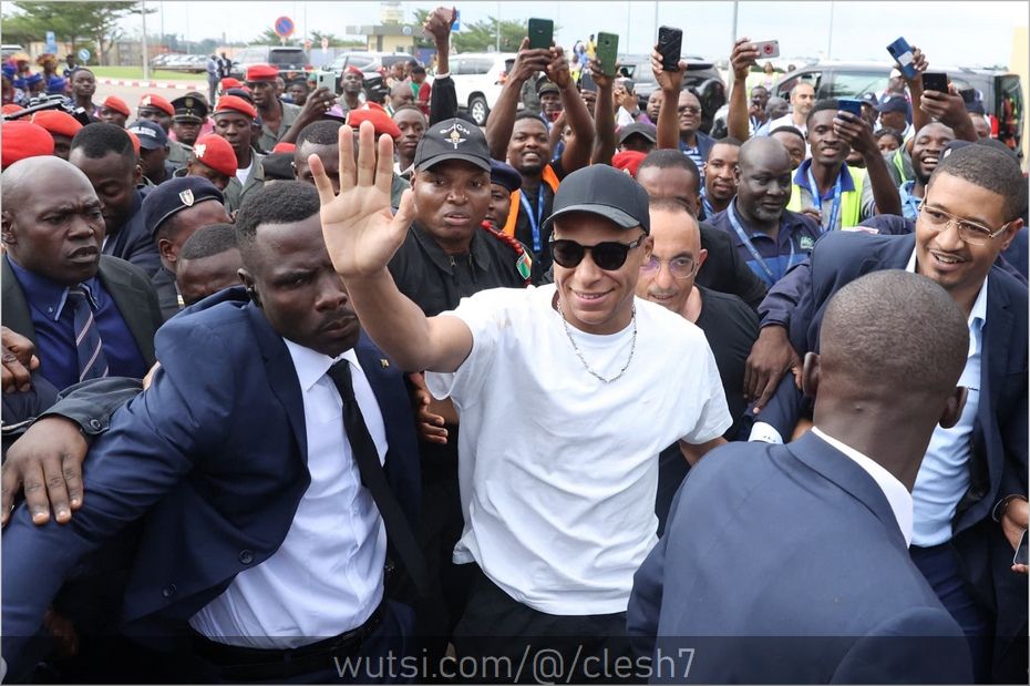 Kylian Mbappè accueilli comme une rock-star à son arrivée à Yaoundé. Source: bfmtv.com /Image reprise sous autorisation