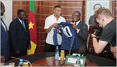 Kylian Mbappè lors de son audience avec le Premier ministre, Joseph Dion Ngute. Source: Facebook /CC-BY