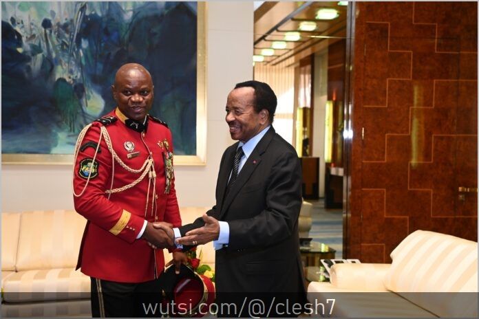 Le général Brice Oligui Ngema (en rouge) reçu par le président camerounais Paul Biya, ce mercredi 6décembre 2023. Source: mondafrique.com /CC-BY