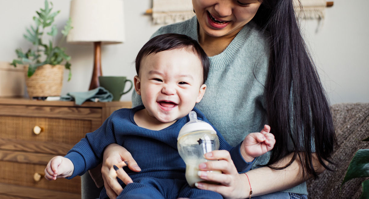 Natural Start PPSU 奶瓶，背景是父亲抱着婴儿