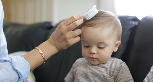 Mujeres peinando el cabello del bebé