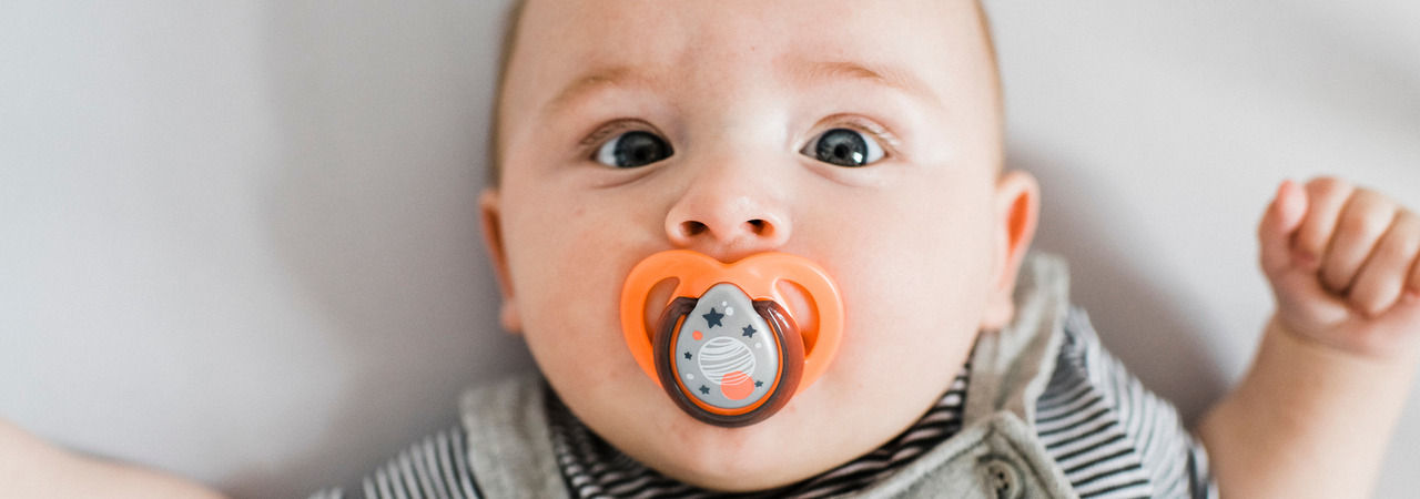 Chiudere in su di faccia del bambino con divertente stile succhiare in bocca