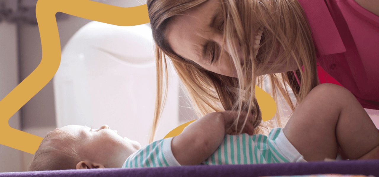 Il bambino sdraia giocosamente tirando i capelli delle donne