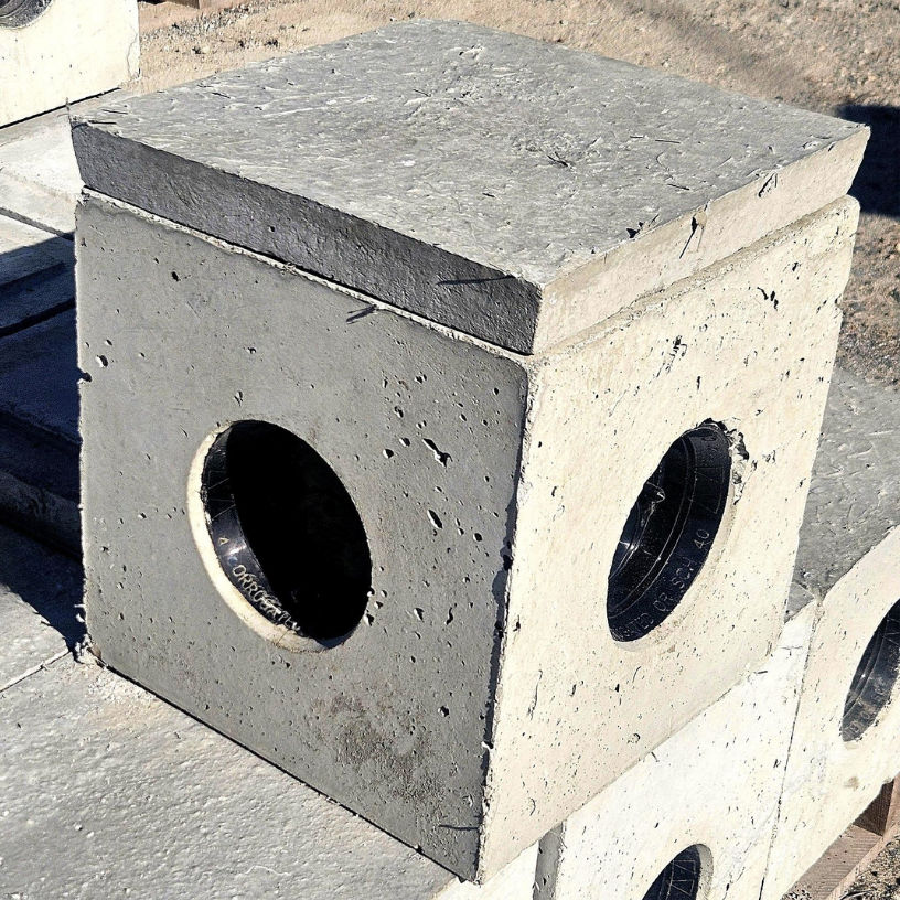 Small Distribution Box with Cover - 1 Inlet / 3 Outlets - 12