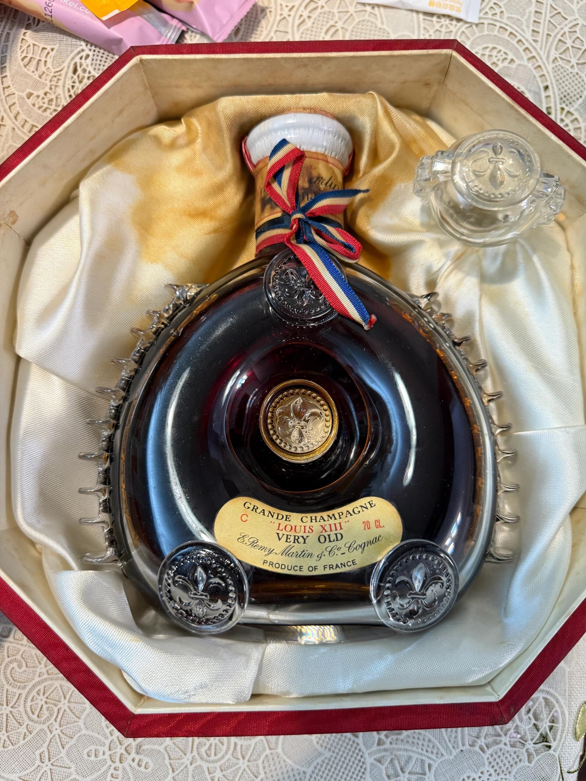 路易十三舊版白頭酒標與瓶身細節