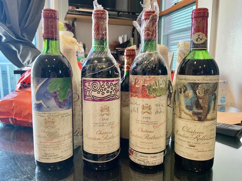 舊木桐年份酒連封膜與酒標並排，核對實物品相