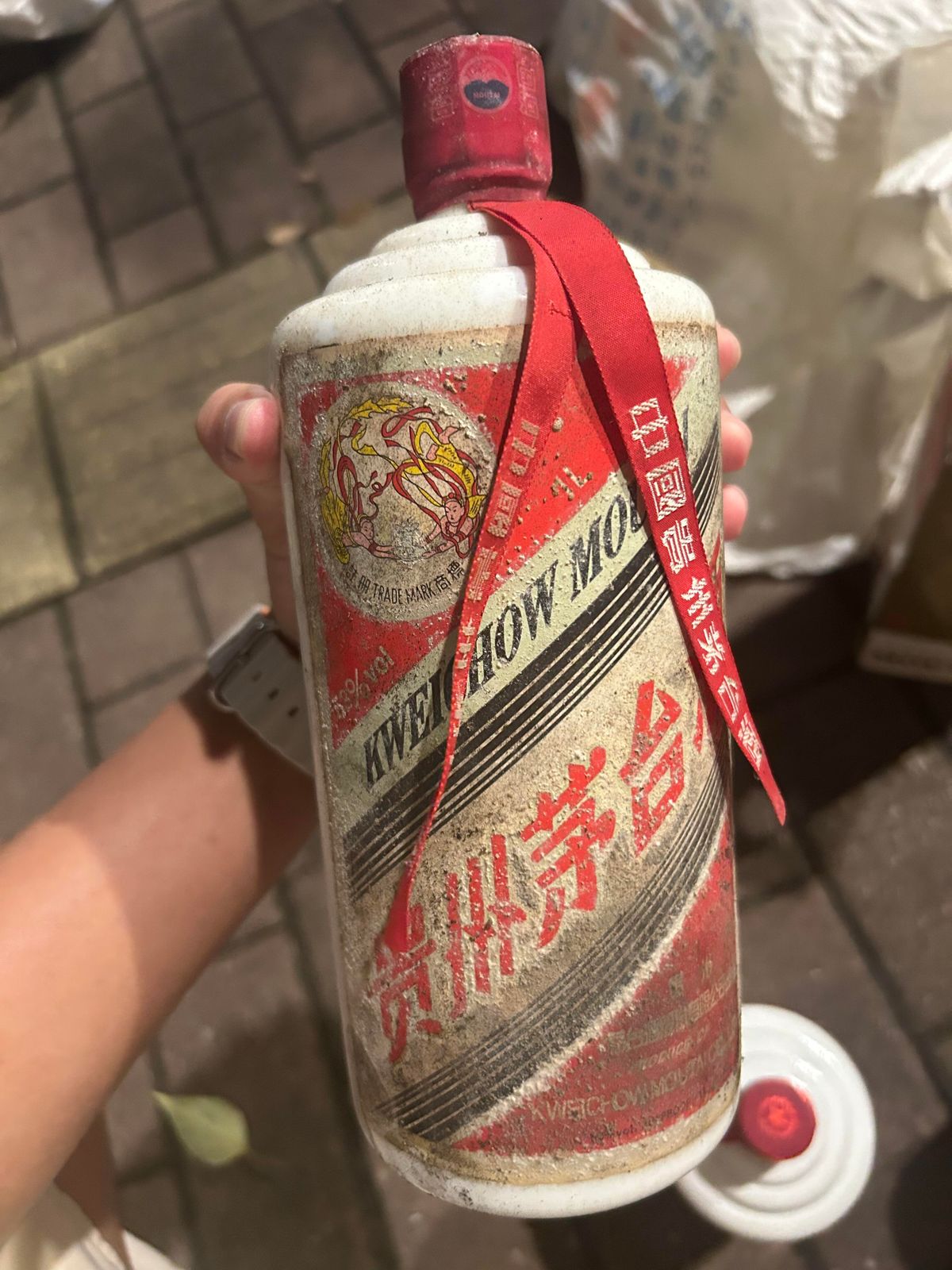 名酒瓶蓋酒帽輕微氧化腐蝕凸塞漏液與封口異常風險比較圖