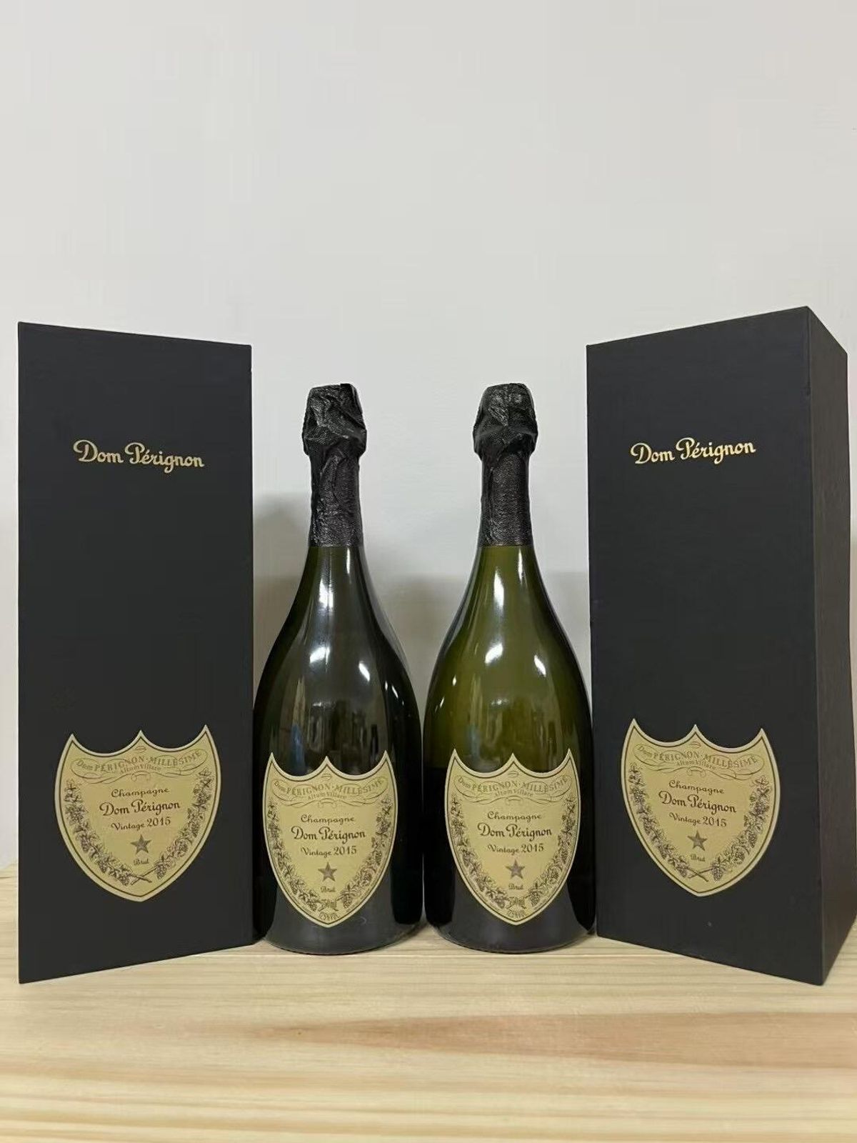 Dom Pérignon 2006 香檳兩瓶與木盒，瓶身標示年份
