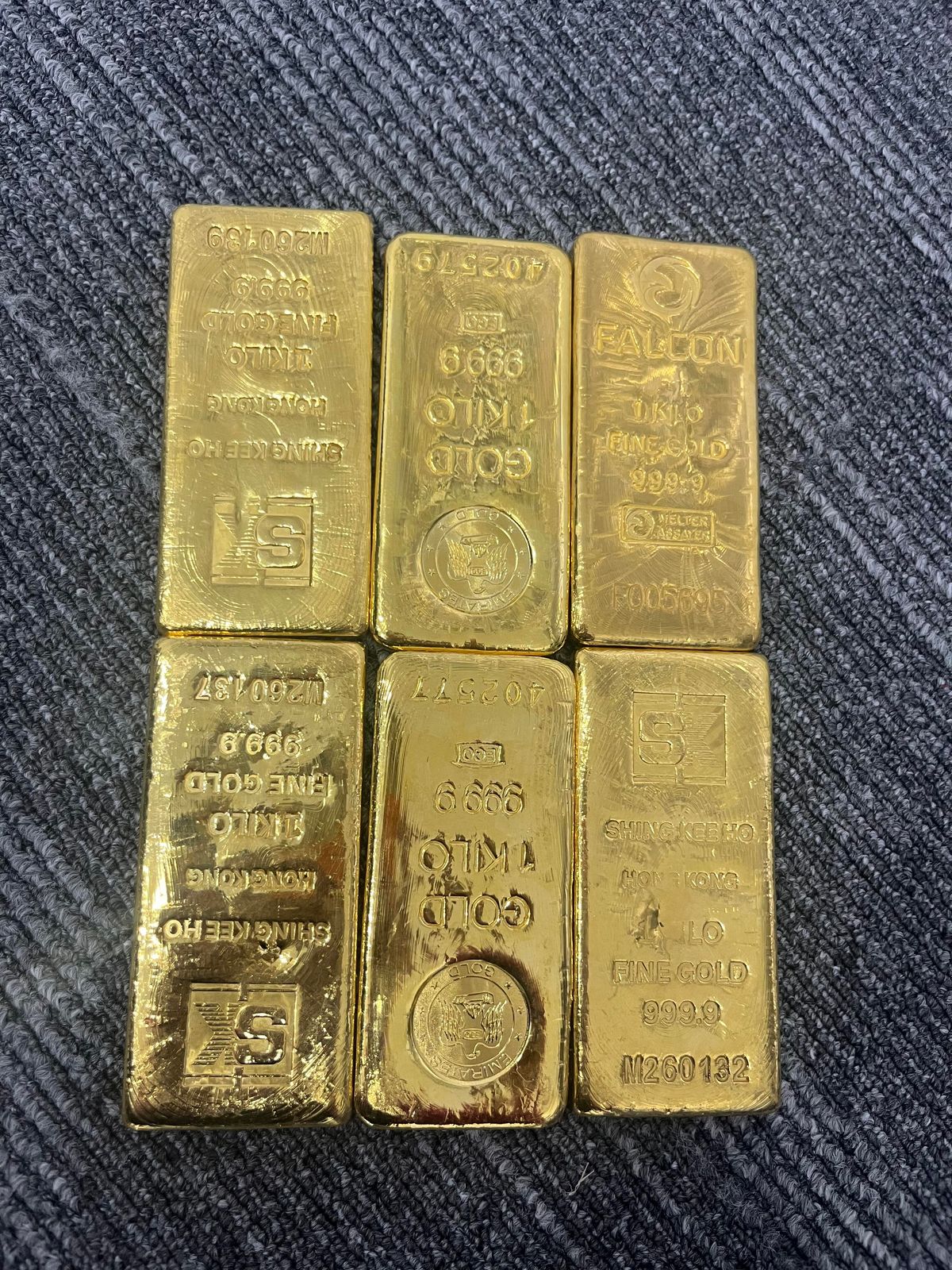 六條並列的金條，可見 1 KILO 標示及不同條身編號