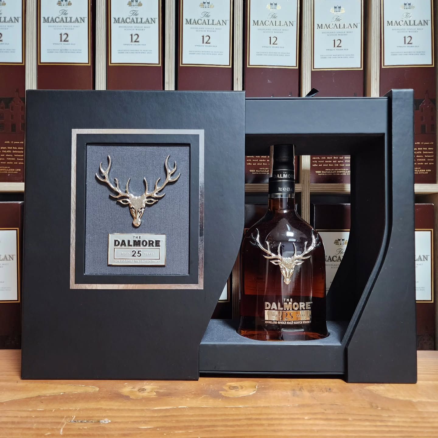 大摩25年精緻的外盒包裝細節，完好的包裝對回收價格至關重要