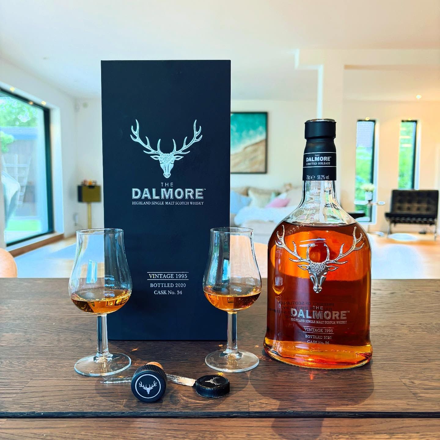 一杯色澤深邃的大摩25年威士忌，展現其濃郁的琥珀色酒液