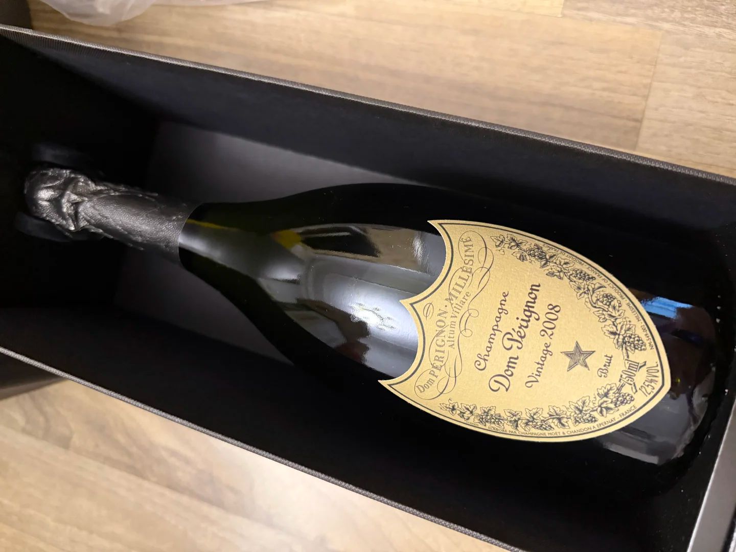 唐培里儂2008年份標籤的特寫，突顯其被譽為世紀年份的品質