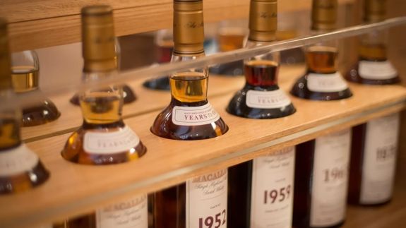 麥卡倫珍稀年份系列 Fine & Rare Collection 的瓶身與包裝