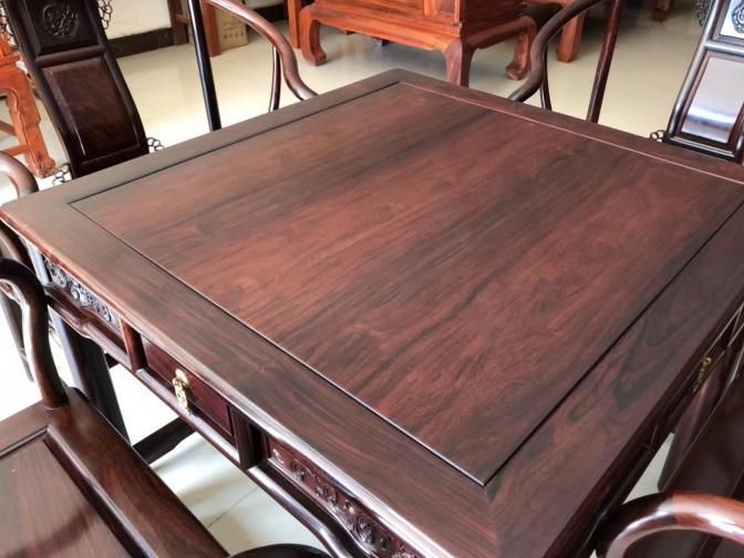 專業回收商人在檢查傢俬底部的隱藏結構，以確認材質與工藝細節