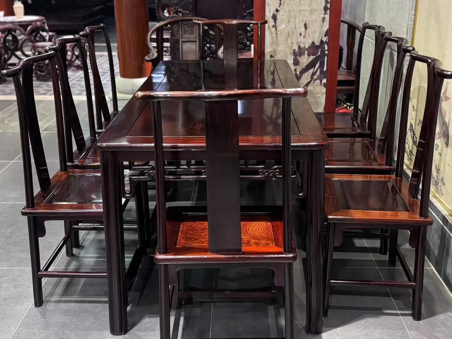 一整套保存完好的交趾黃檀傢俬，顯示出完美的包漿和光澤