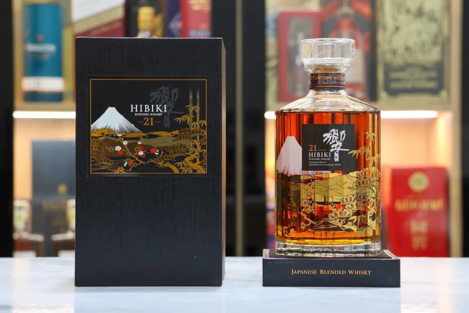 響21年花鳥風月限定版，瓶身帶有精緻的富士山彩繪