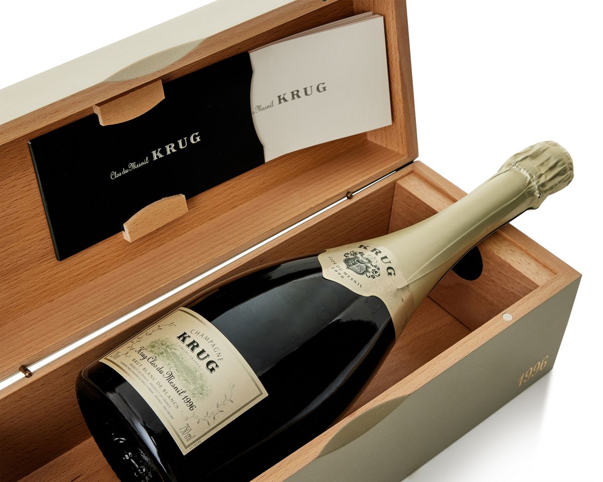 庫克 Clos du Mesnil 原木箱與酒瓶，顯示單一園白中白包裝