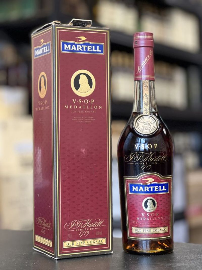 舊版馬爹利 VSOP Médaillon 酒瓶，可見路易十四金色勳章