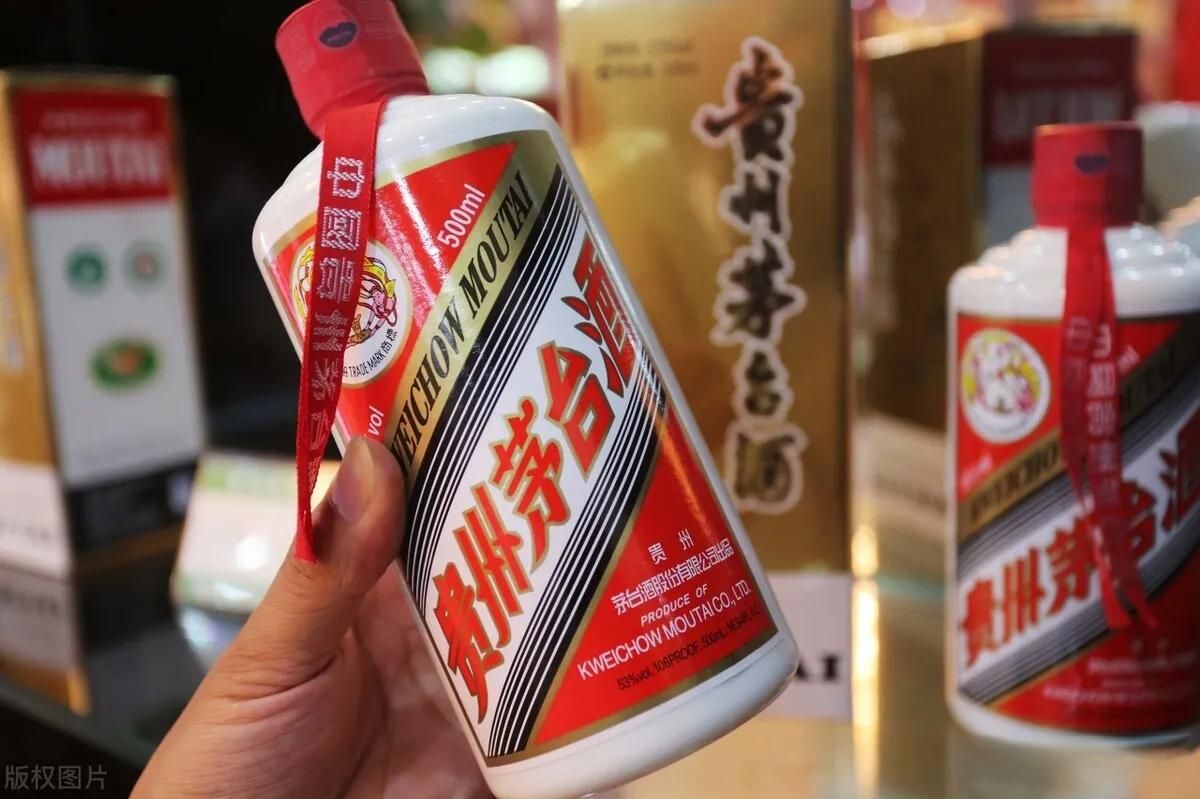 專業鑑定師正在檢查茅台酒的防偽標籤與酒線