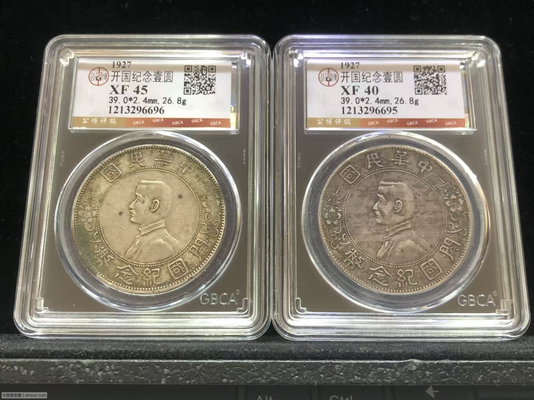 一枚帶有美麗自然包漿（Patina）的銀元近景，顏色柔和，有淺灰色或淺橙色調。