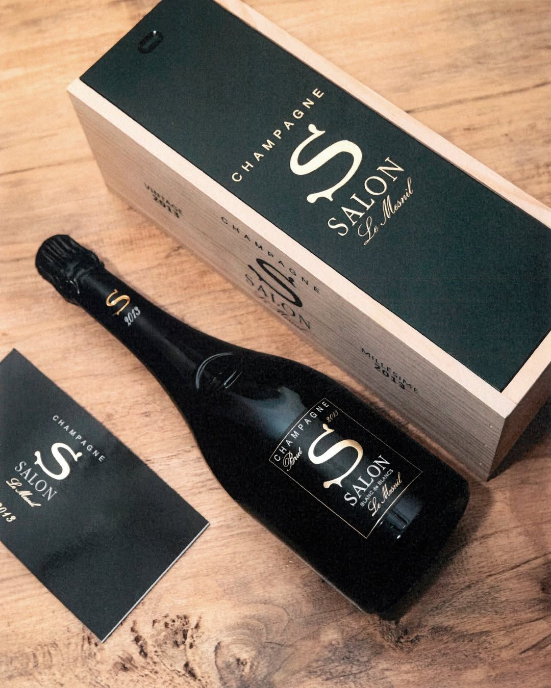 精緻的香檳氣泡在杯中升起，象徵品質與價值