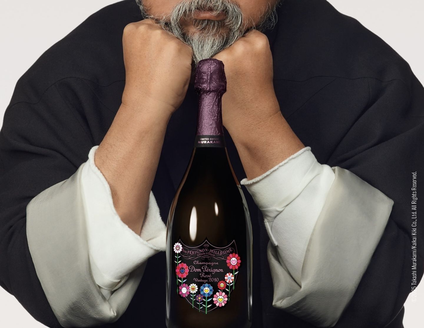 專家正在仔細檢查香檳酒瓶的液位（Ullage）是否完美