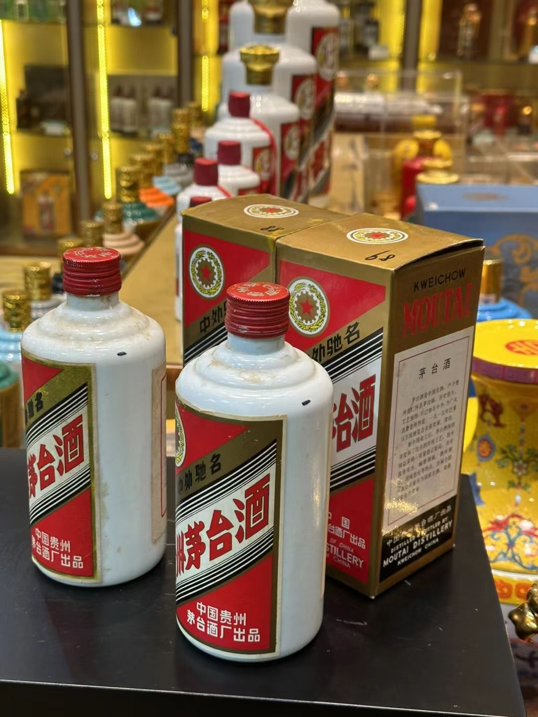 萬興商行專業鑑定師正在評估茅台酒的品相與封口