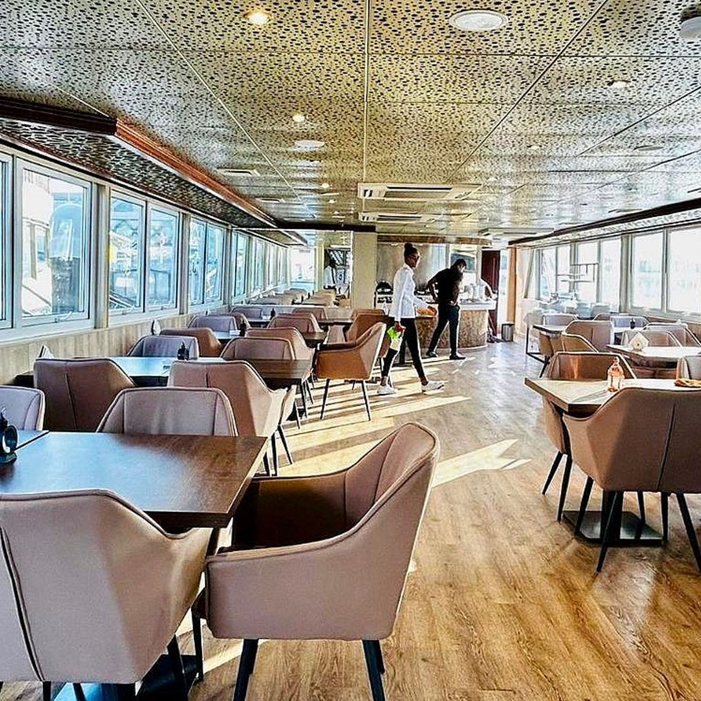 Cruise Dinner in Abu Dhabi – Premium Dining Experience