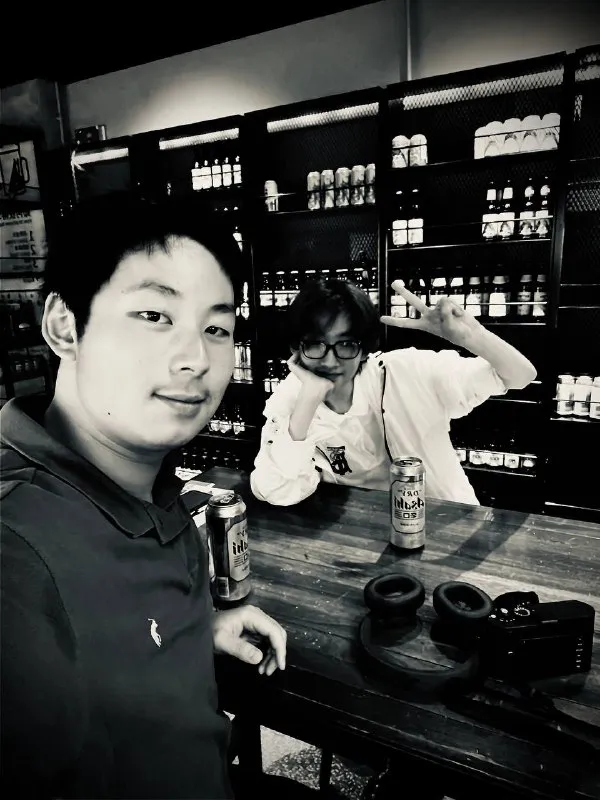 Summer memories back in Shanghai at BeerPlus with Jack Jiang at a drink meetup with commemorate photos shot by him with his Lica lenses. #photo #dailyImage credit: Jack JiangSummer memories back in Shanghai at BeerPlus with Jack Jiang at a drink meetup with commemorate photos shot by him with his Lica lenses. #photo #dailyImage credit: Jack Jiang