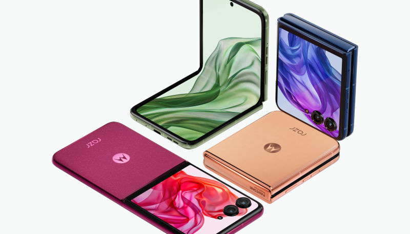 Motorola updates Razr flip phone with Google AI