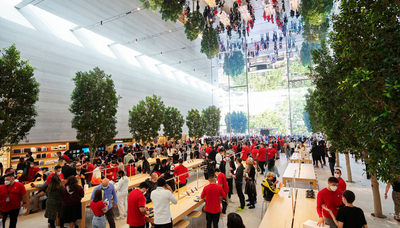 Apple opens The Grove store in Los Angeles