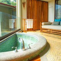 Playita suite bathroom