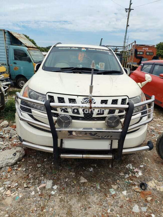 सेकंड हैंड महिंद्रा                                                            एक्सयूवी500 W8 कार