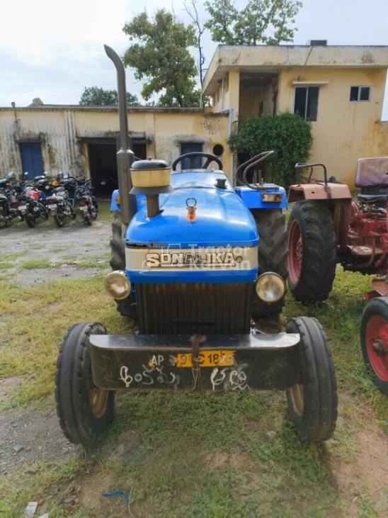 सेकंड हैंड सोनालिका DI 740 III ट्रैक्टर