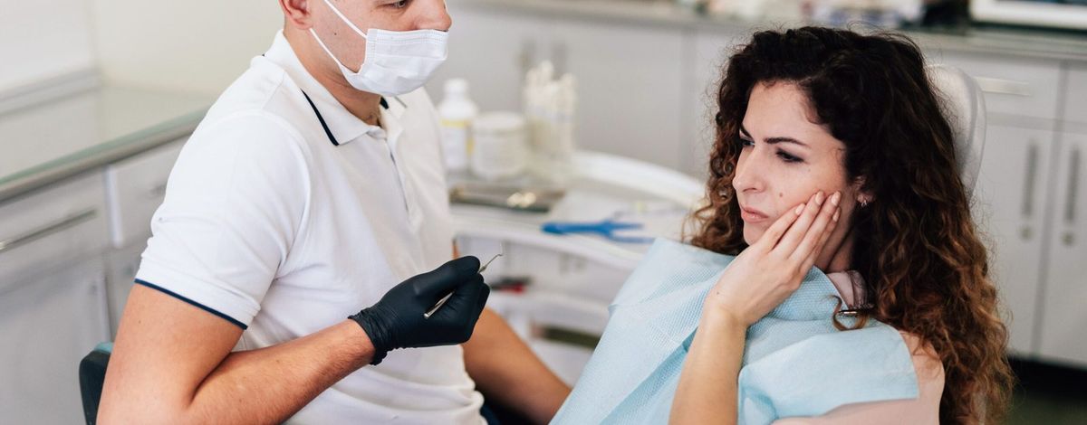 woman-with-toothache-dentist woman-with-toothache-dentist