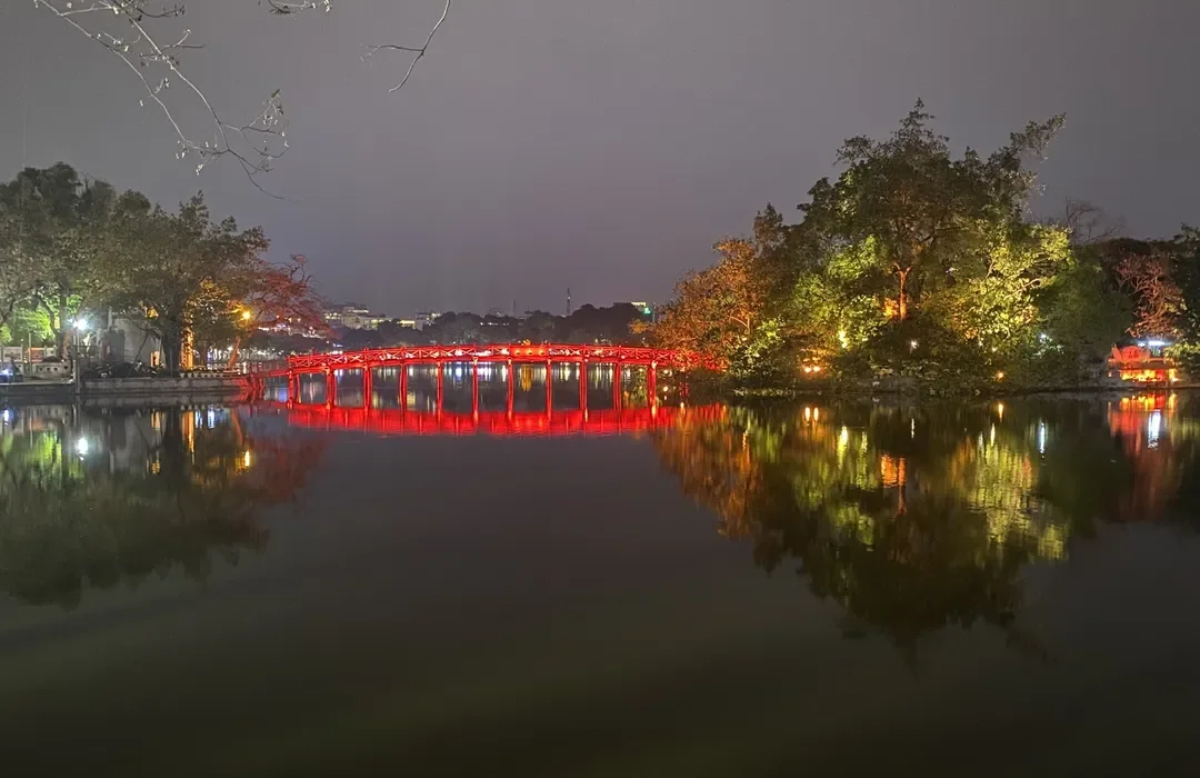 Walk Around Hoan Kiem Lake