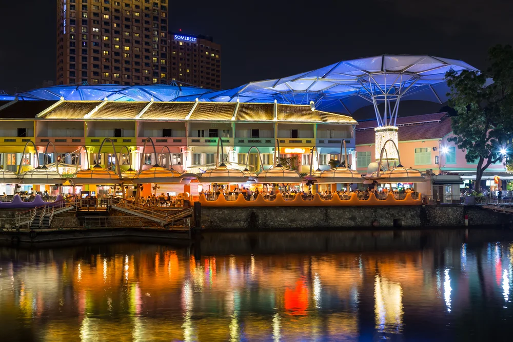 Have a romantic dinner at Clarke Quay