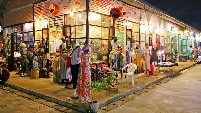 Srinakharin Train Market 