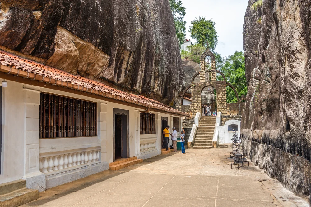 Visit Aluvihare Rock Temple 